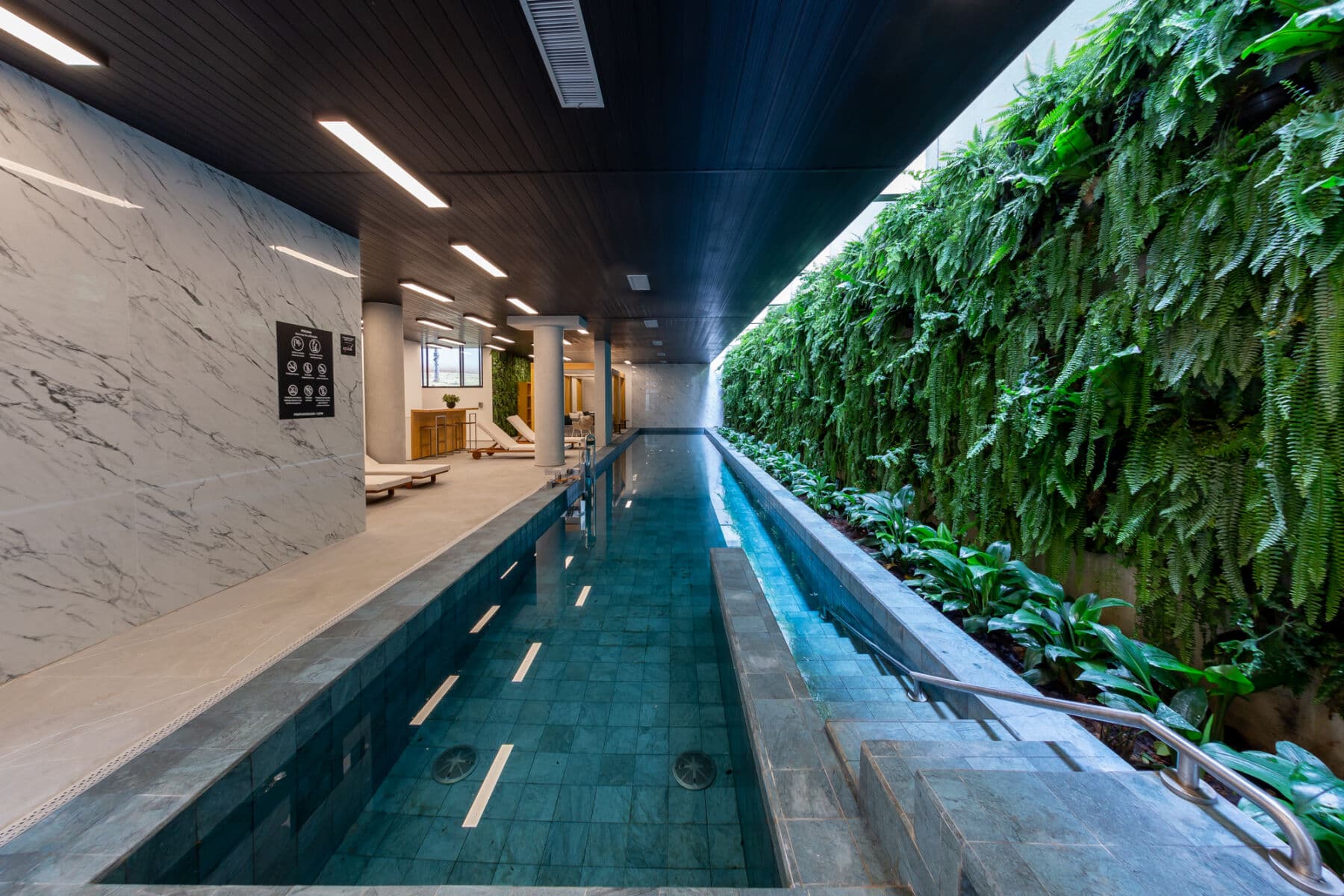 Charlie Nik Vila Mariana