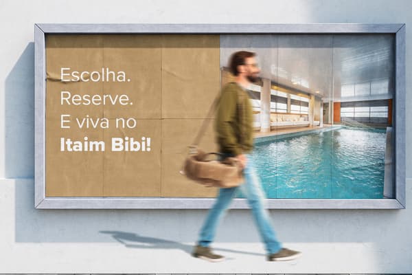 Um outdoor exibe um anúncio divido ao meio. À esquerda, em um fundo neutro, texto branco diz "Escolha. Reserve. E viva no Itaim Bibi!". À direita, uma piscina retangular e clara em um ambiente interno iluminado. Um homem barbudo e desfocado caminha à frente, carregando uma bolsa, ilustrando categoria de short e long stay no Itaim Bibi