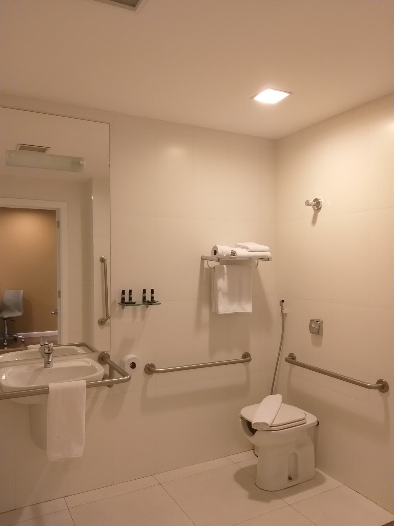 Suíte Standard Casal - PNE - Paulista Suítes by Charlie