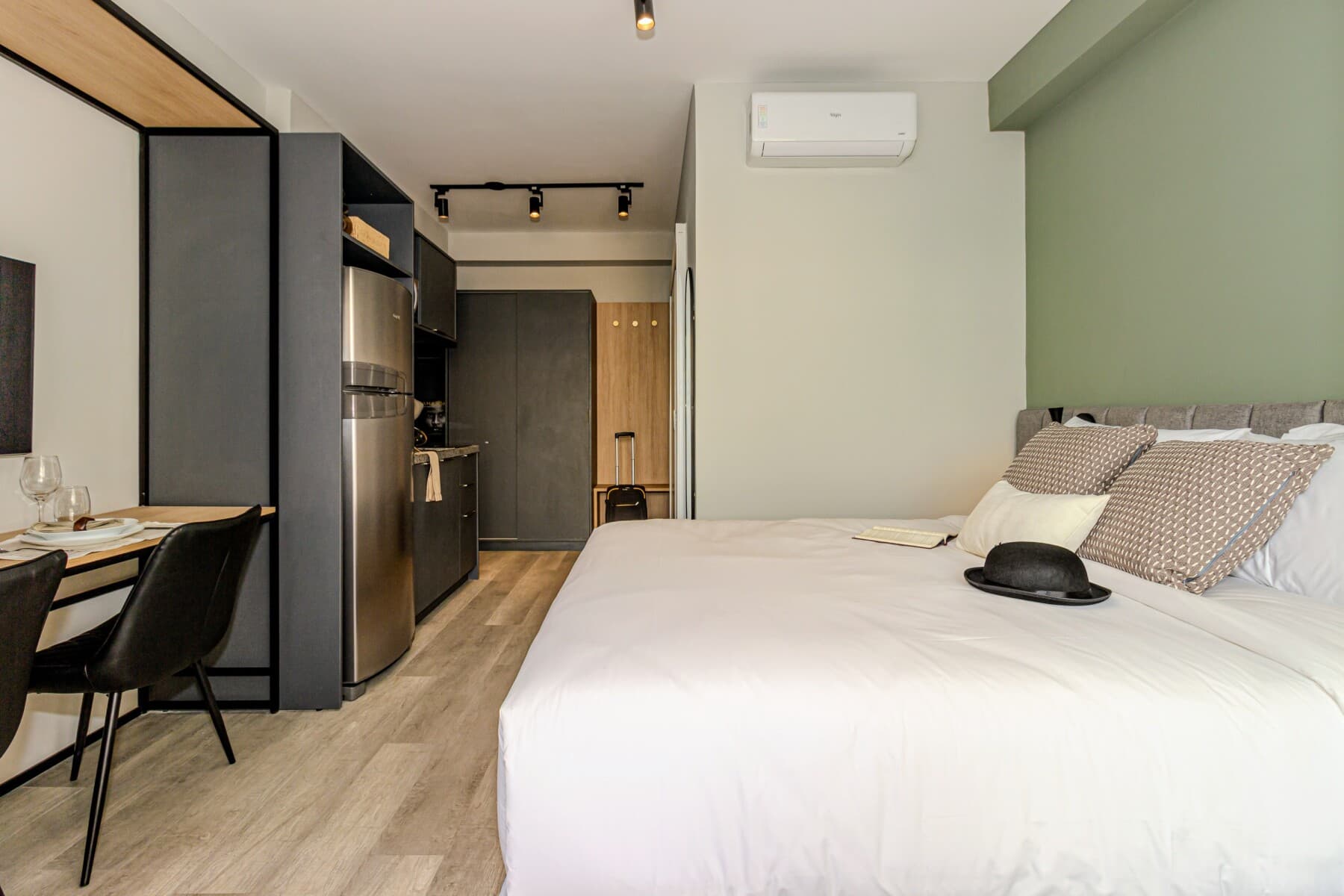 Studio Standard Casal com Varanda NR - Charlie Nik Paulista