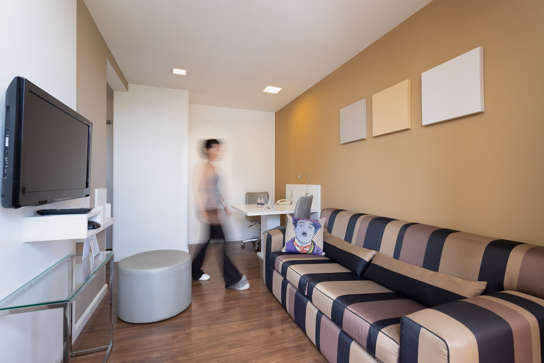 Suíte de 2 Quartos (Casal e 2 Camas Solteiro) - Paulista Suítes by Charlie