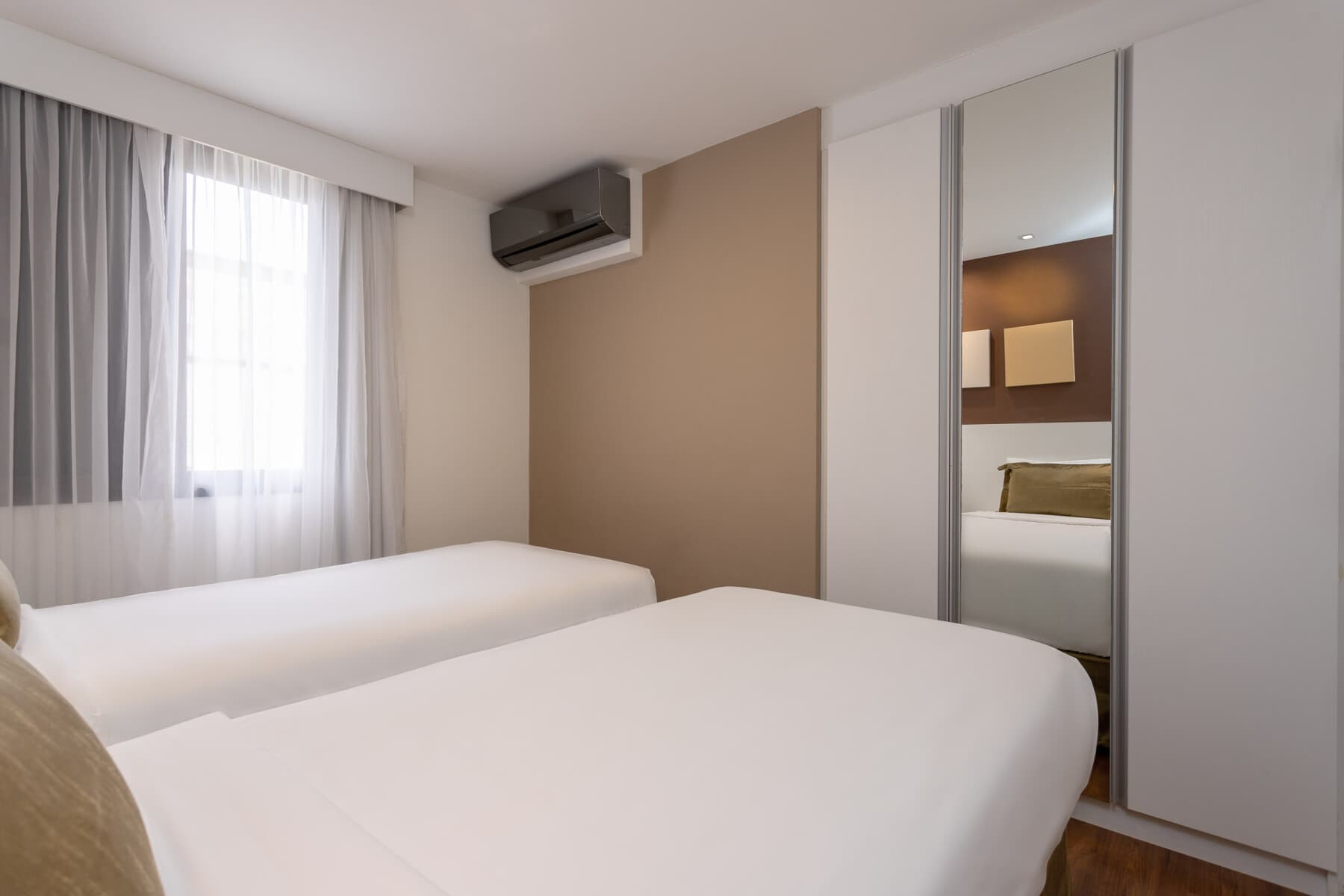 Suíte de 2 Quartos (Casal e 2 Camas Solteiro) - Paulista Suítes by Charlie