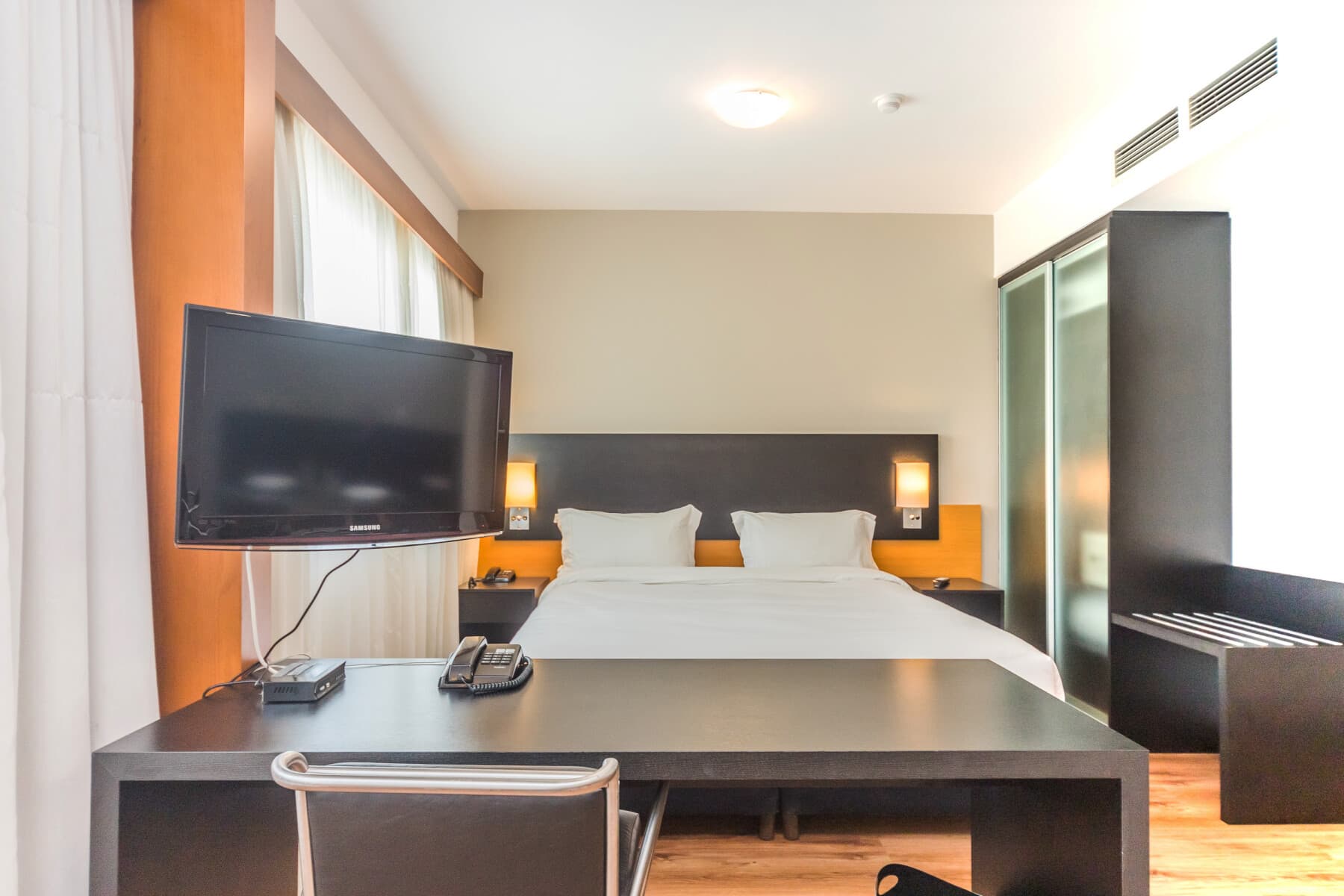 Suíte Standard Casal - PNE - Paraíso Suítes by Charlie