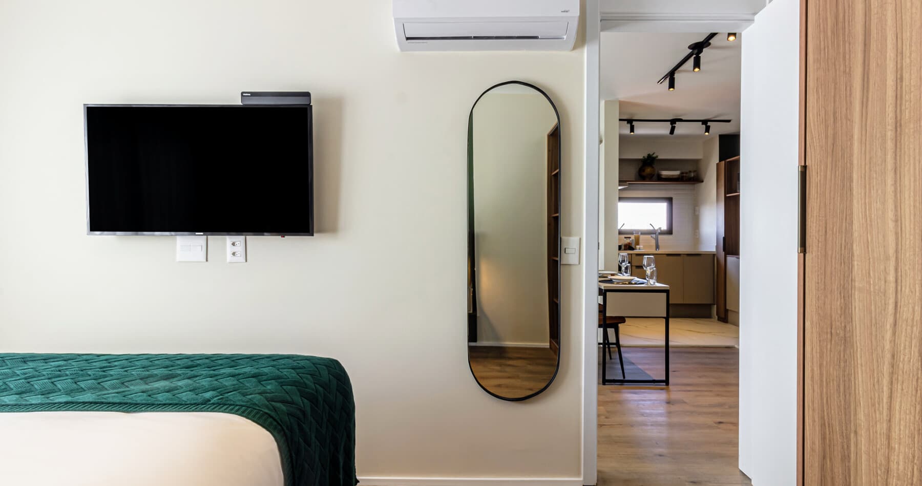 Apto 1 Dorm 40m com Sofá Cama - R - Charlie Bothanic Campo Belo